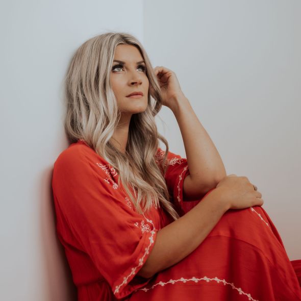 Country Artist Fiona Culley Breaks into Worship Scene with New Single ?Surrender All?
