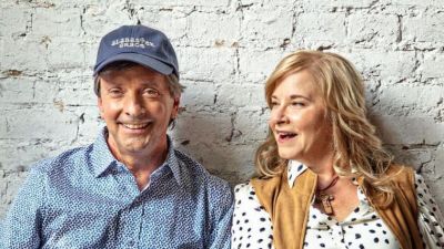 Former rocket scientist, Brad Perry (L) along with his wife, librarian and educator Joanie Perry (R), create emotive, thoughtful worship experiences as Alabaster Grace (Keoni Keur photo)